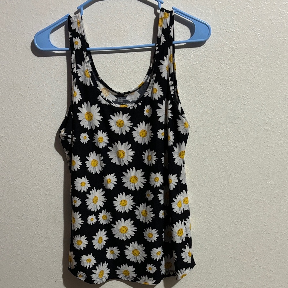 No Boundaries Black Daisy Scoop Neck Tank Top